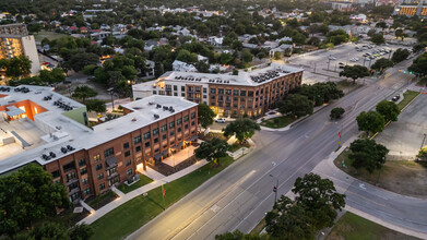 100 Labor Downtown Apartments in San Antonio, TX - Foto de edificio - Building Photo