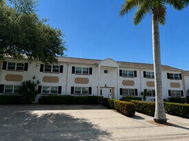 7015 Cedarhurst Dr, Unit Myerlee Square in Ft. Myers, FL - Building Photo