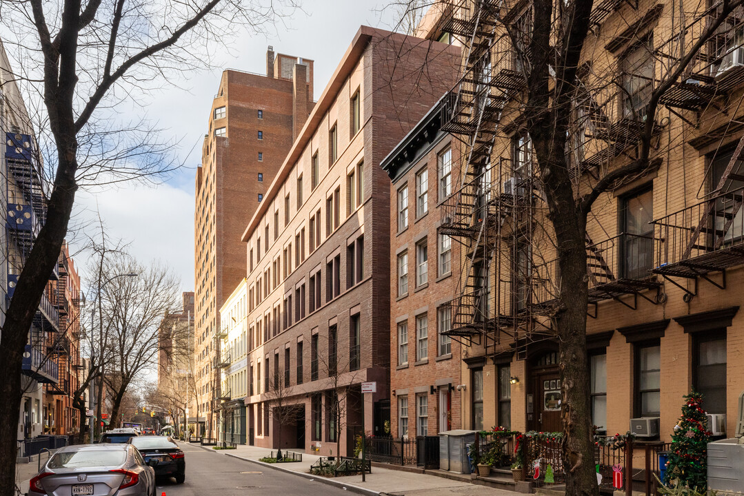 17 Jane St in New York, NY - Building Photo