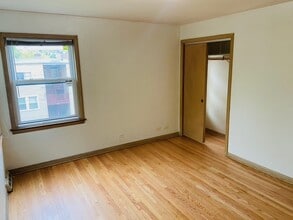 4925 Greenwood St, Unit 4925 Greenwood St 2E in Skokie, IL - Building Photo - Building Photo