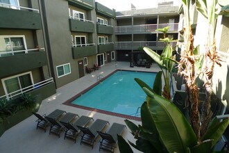 North Tower in Van Nuys, CA - Foto de edificio - Building Photo