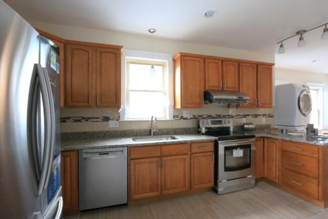 14 Bay State Ave, Unit 2 in Somerville, MA - Foto de edificio - Building Photo