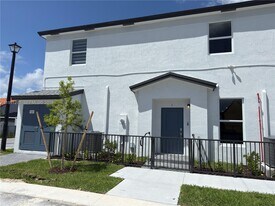 12426 SW 248th St in Princeton, FL - Building Photo