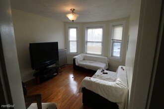8 Lexington Terrace-Unit -Apt 3R in Waltham, MA - Building Photo - Building Photo