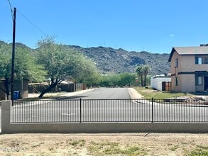 734 E Hazel Dr in Phoenix, AZ - Foto de edificio - Building Photo