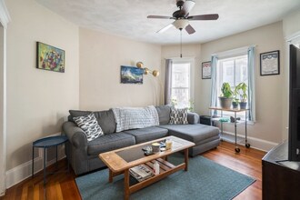 44 Greenleaf Ave, Unit 1 in Medford, MA - Building Photo - Building Photo