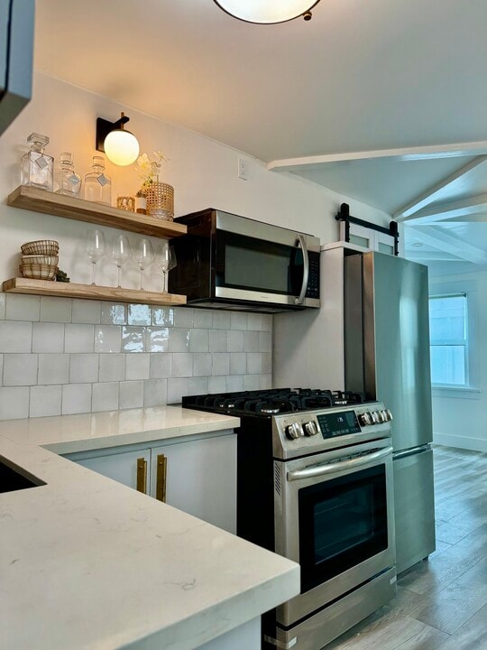 1653 1/2 Bayview Dr, Unit 1 Bed - 1 Bath in Hermosa Beach, CA - Building Photo