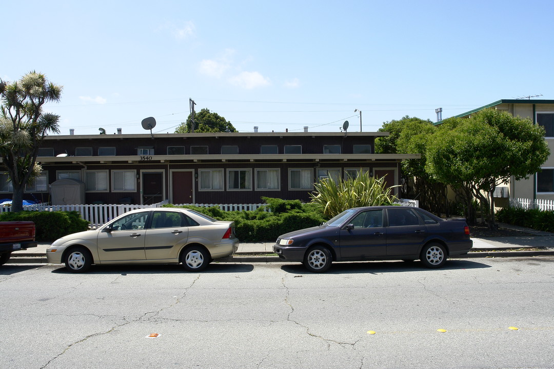 3540 Rolison Rd in Redwood City, CA - Building Photo