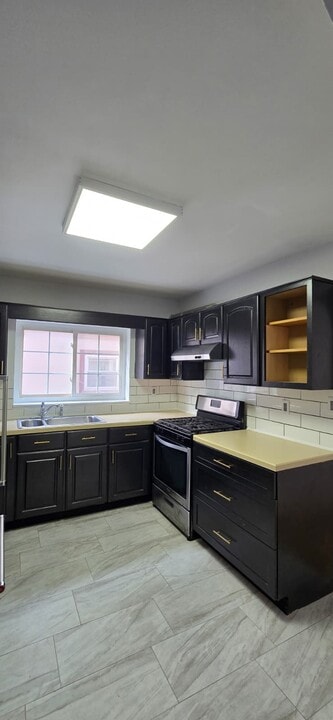 1042 E 211th St, Unit 1st Fl in Bronx, NY - Building Photo