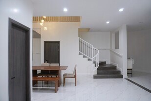 551 11th Ave, Unit 2 in Honolulu, HI - Building Photo