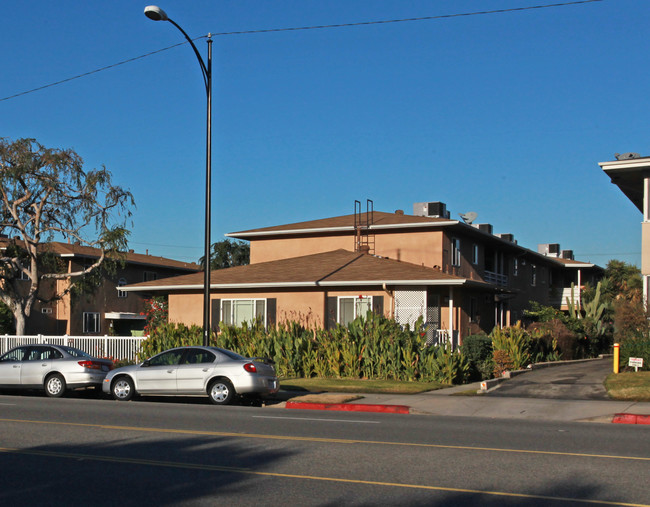 Burbank Manor in Burbank, CA - Foto de edificio - Building Photo