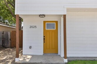 2025 Red Cloud Dr in Dallas, TX - Foto de edificio - Building Photo