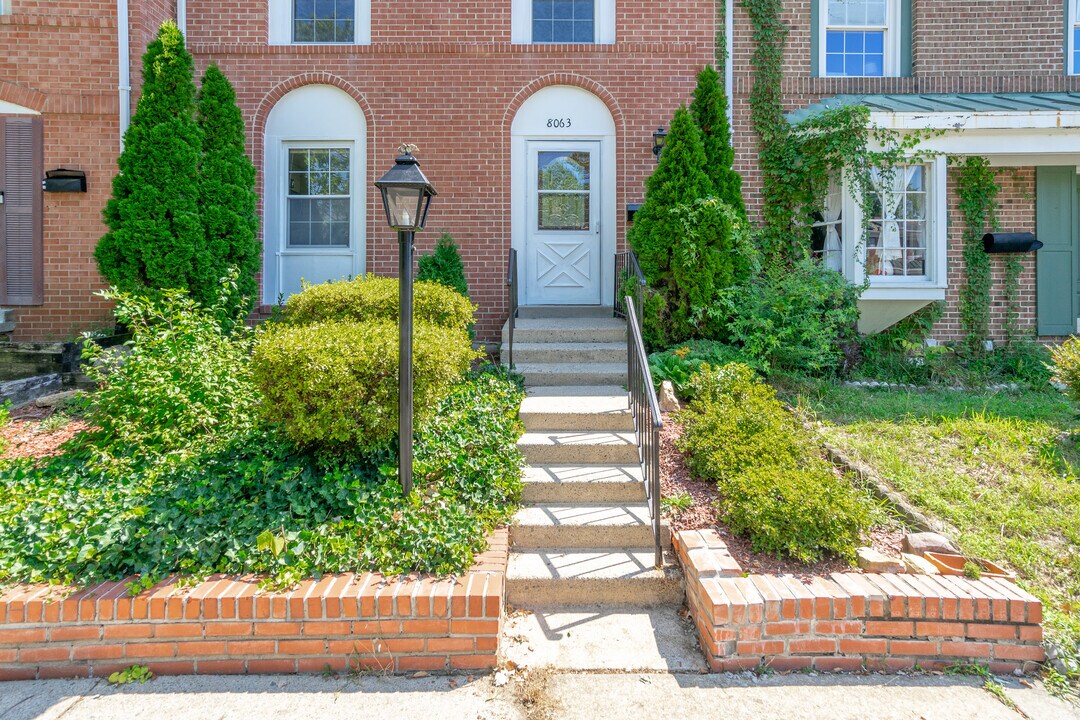 8063 Saint Annes Ct, Unit Bedroom 3 in Alexandria, VA - Building Photo