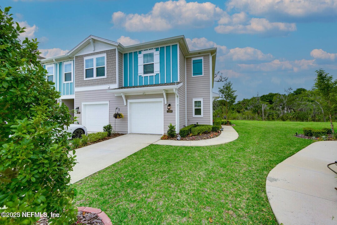 1205 Beach Dune Dr in Jacksonville, FL - Foto de edificio