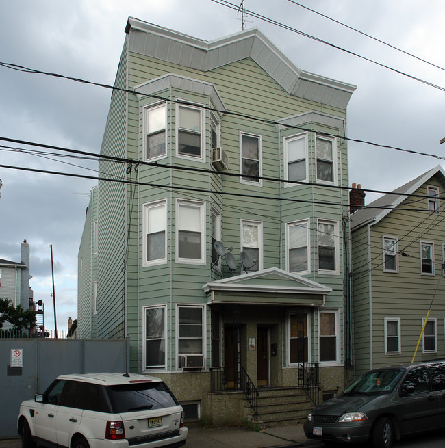 52 Brill St in Newark, NJ - Foto de edificio - Building Photo