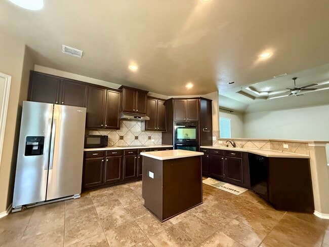 8018 Grissom Crest in San Antonio, TX - Foto de edificio - Building Photo
