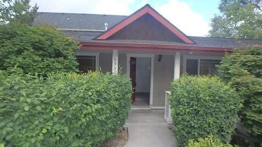 property at 631-639 SW Pelton Pl