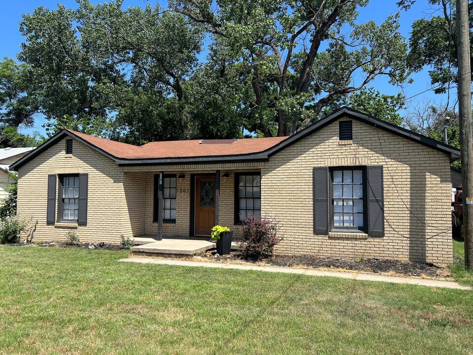 1301 W Frey in Stephenville, TX - Building Photo