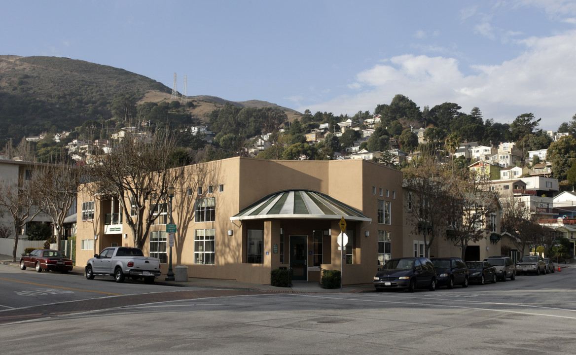 Visitacion Garden Apartments in Brisbane, CA - Building Photo