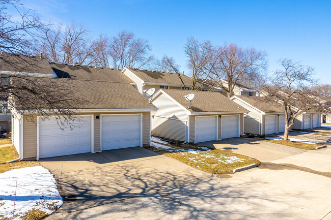 Southwoods Townhomes in West Des Moines, IA - Building Photo - Building Photo