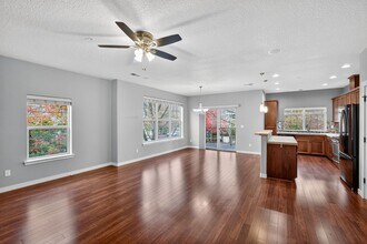 7993 NE Rockne Way in Hillsboro, OR - Building Photo - Building Photo