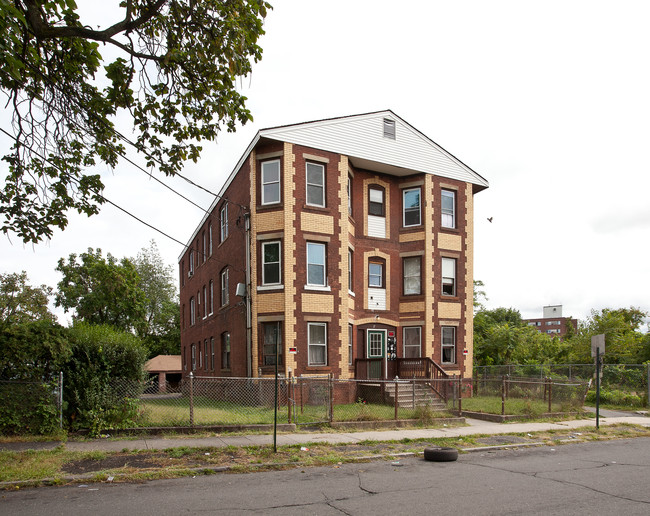 17 Oak St in New Britain, CT - Building Photo - Building Photo