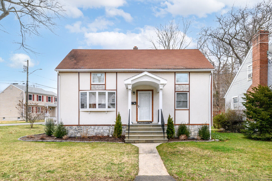 20 Rockmere Rd in Norwalk, CT - Building Photo