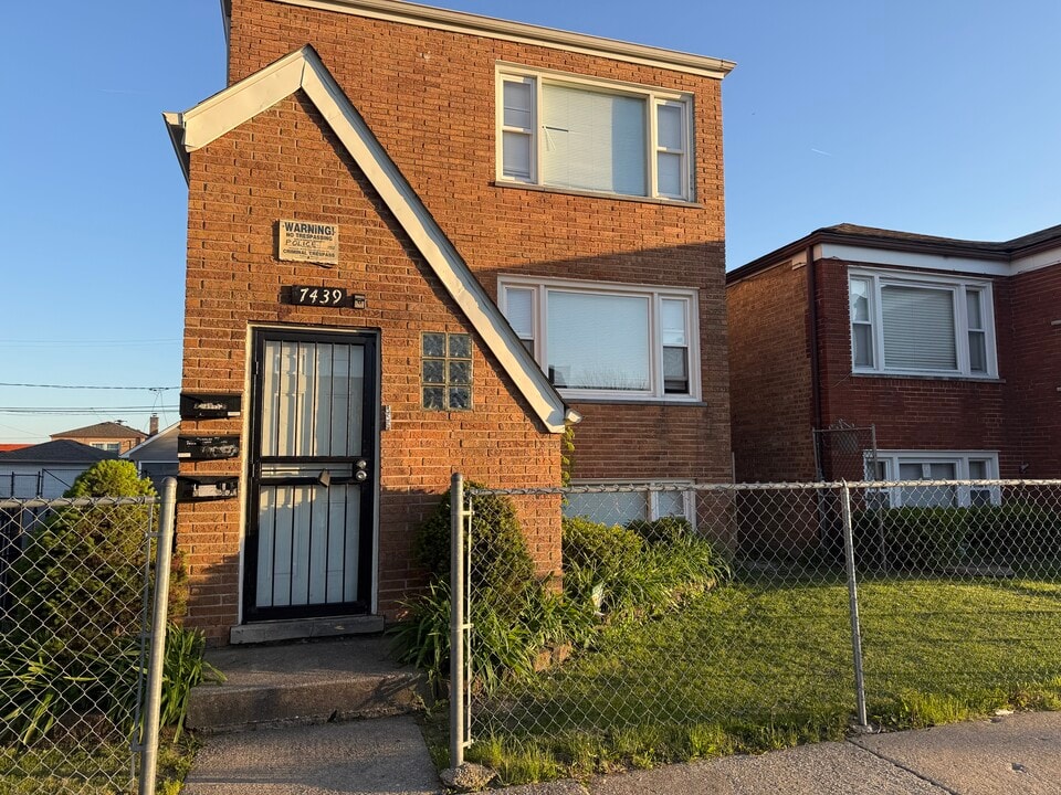 7439 W 64th St, Unit B in Summit, IL - Building Photo