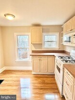 666 Jefferson Ave in Pottstown, PA - Building Photo