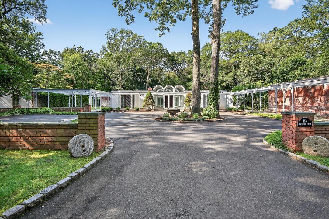 156 Horseshoe Rd in Mill Neck, NY - Building Photo