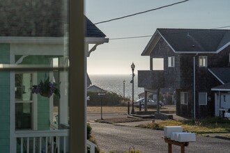 711 NW 1st St in Newport, OR - Foto de edificio - Building Photo