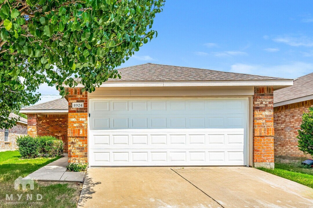 8924 Sun Haven Way in Fort Worth, TX - Foto de edificio