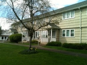 Winchester Court Apartments in Roseburg, OR - Foto de edificio - Building Photo