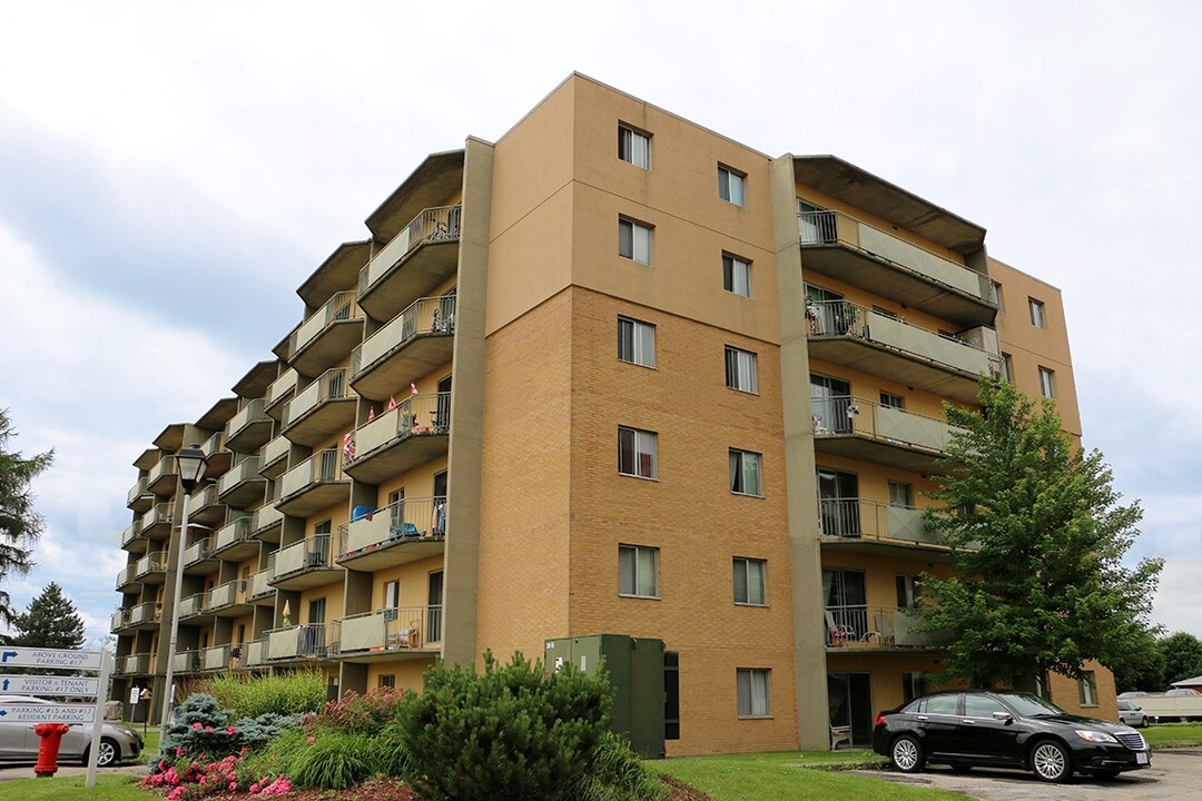 Lynden Gate Estates in Brantford, ON - Building Photo