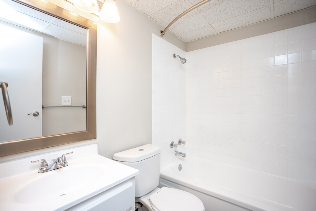 Grove at Hickman Apartments in Des Moines, IA