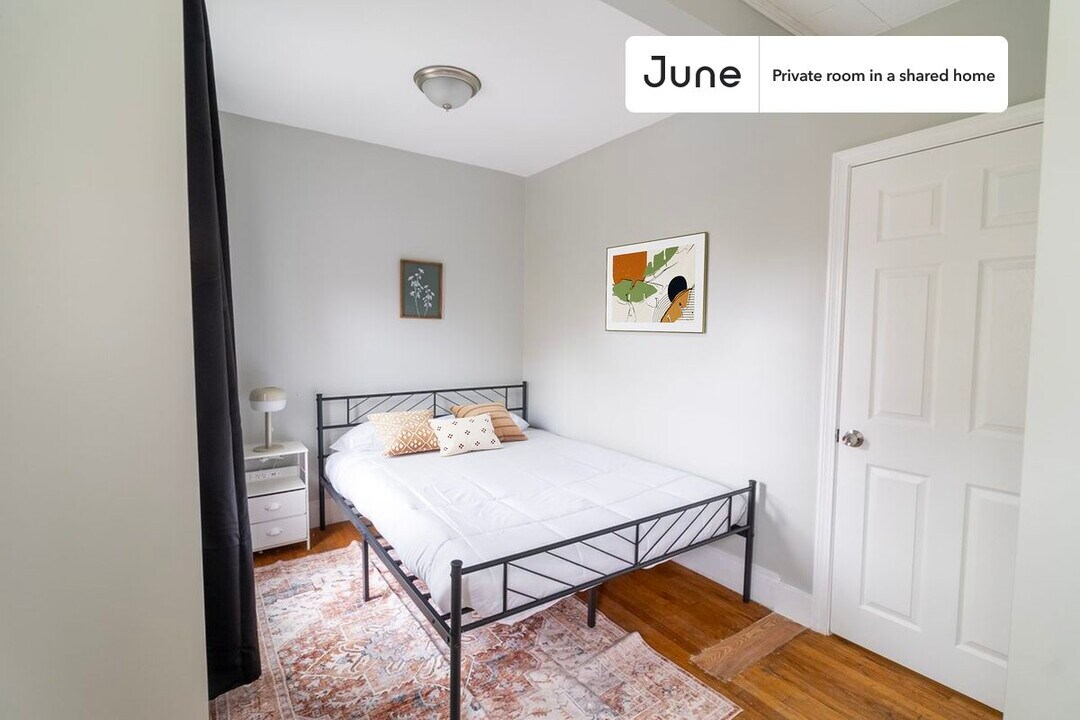 Private bedroom in 4 bed/1 bath Home in Boston, MA - Building Photo