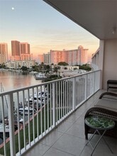 400 Golden Isles Dr in Hallandale Beach, FL - Foto de edificio - Building Photo