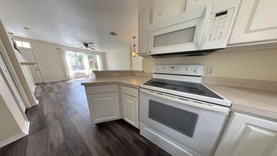 13706 Forest Lake Dr in Largo, FL - Building Photo - Building Photo