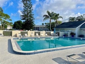 1504 SE Royal Green Cir in Port St. Lucie, FL - Building Photo