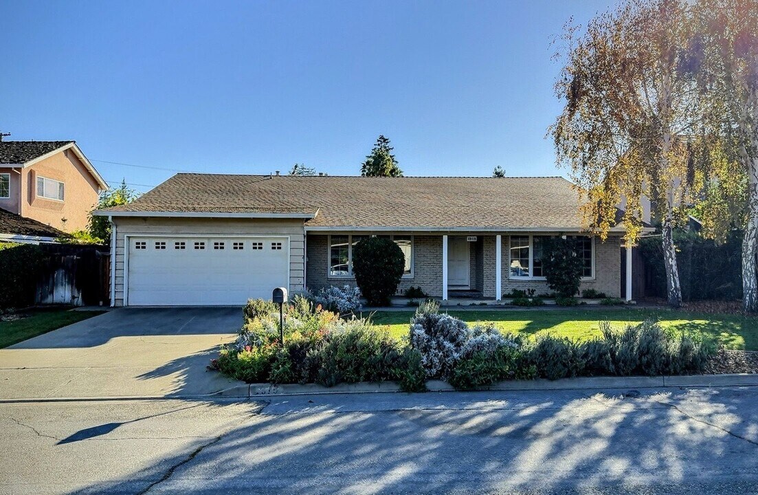 1315 Sunrise Ct in Los Altos, CA - Building Photo