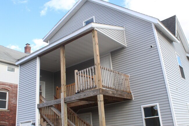 647 New Park Ave in West Hartford, CT - Building Photo - Building Photo