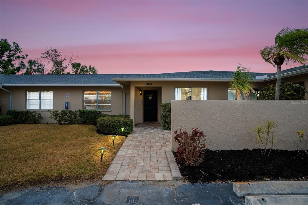 6884 W Country Club Ln in Sarasota, FL - Building Photo