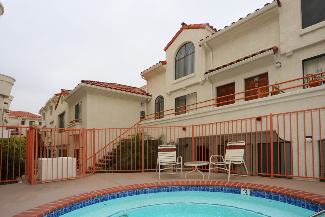 Villa Monaco in Glendale, CA - Building Photo