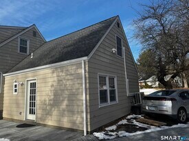 352 Hotchkiss Rd in Orange, CT - Building Photo