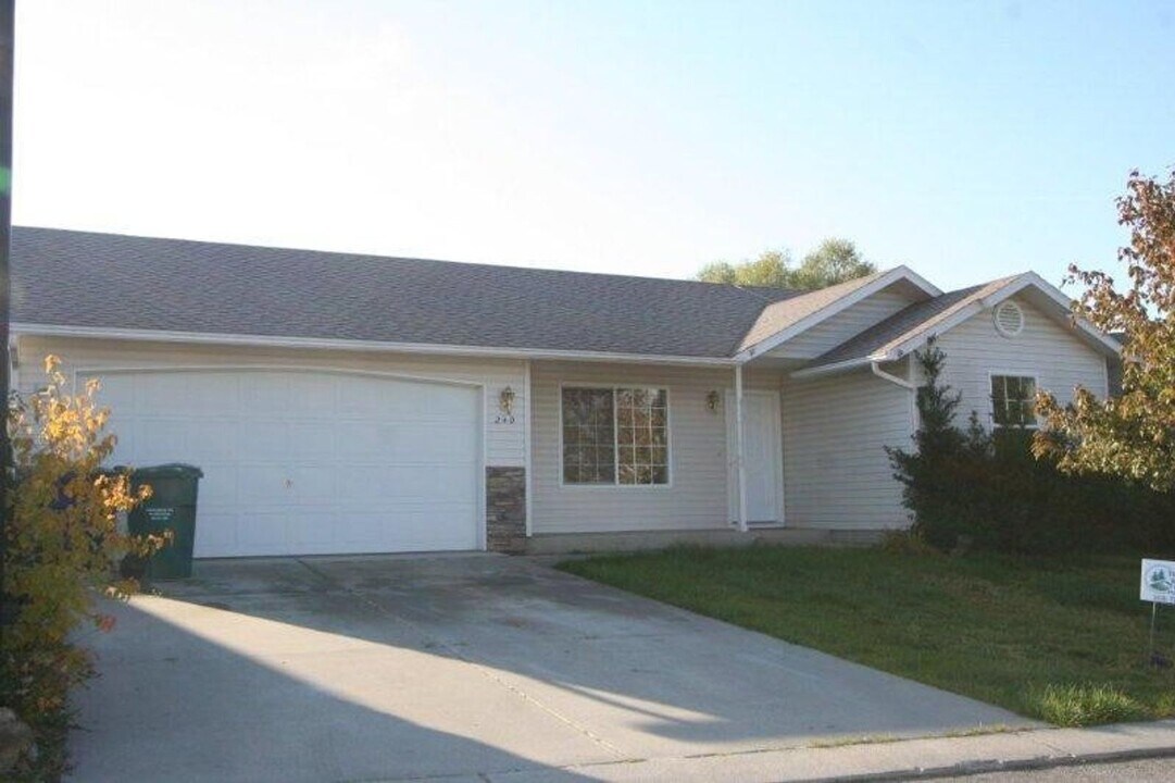 240 W Pawnee Dr in Post Falls, ID - Building Photo