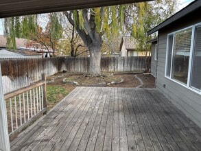 2825 SW Volcano Ct in Redmond, OR - Building Photo - Building Photo