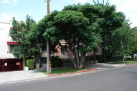 7241 Vassar Ave in Canoga Park, CA - Foto de edificio - Building Photo