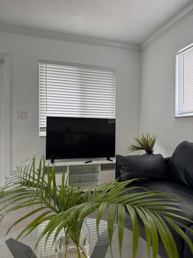 1214 NE 5th Ter, Unit 3 in Fort Lauderdale, FL - Foto de edificio - Building Photo