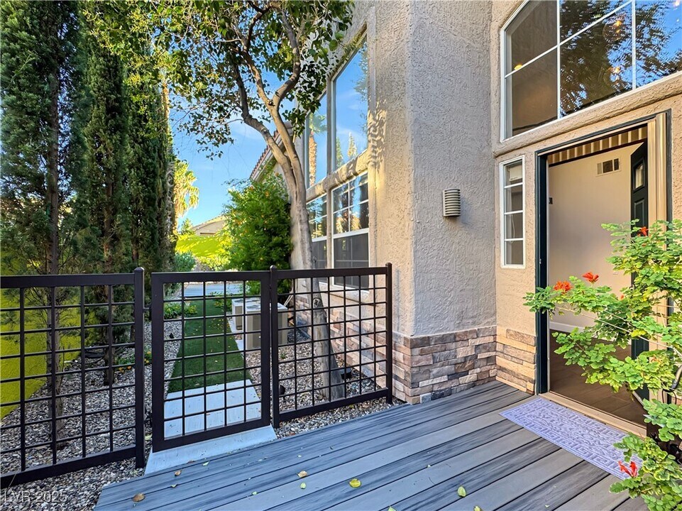 1352 Fox Acres Dr in Las Vegas, NV - Building Photo