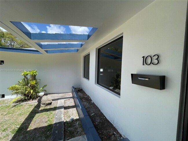 103 SW 28th Rd in Miami, FL - Building Photo - Building Photo